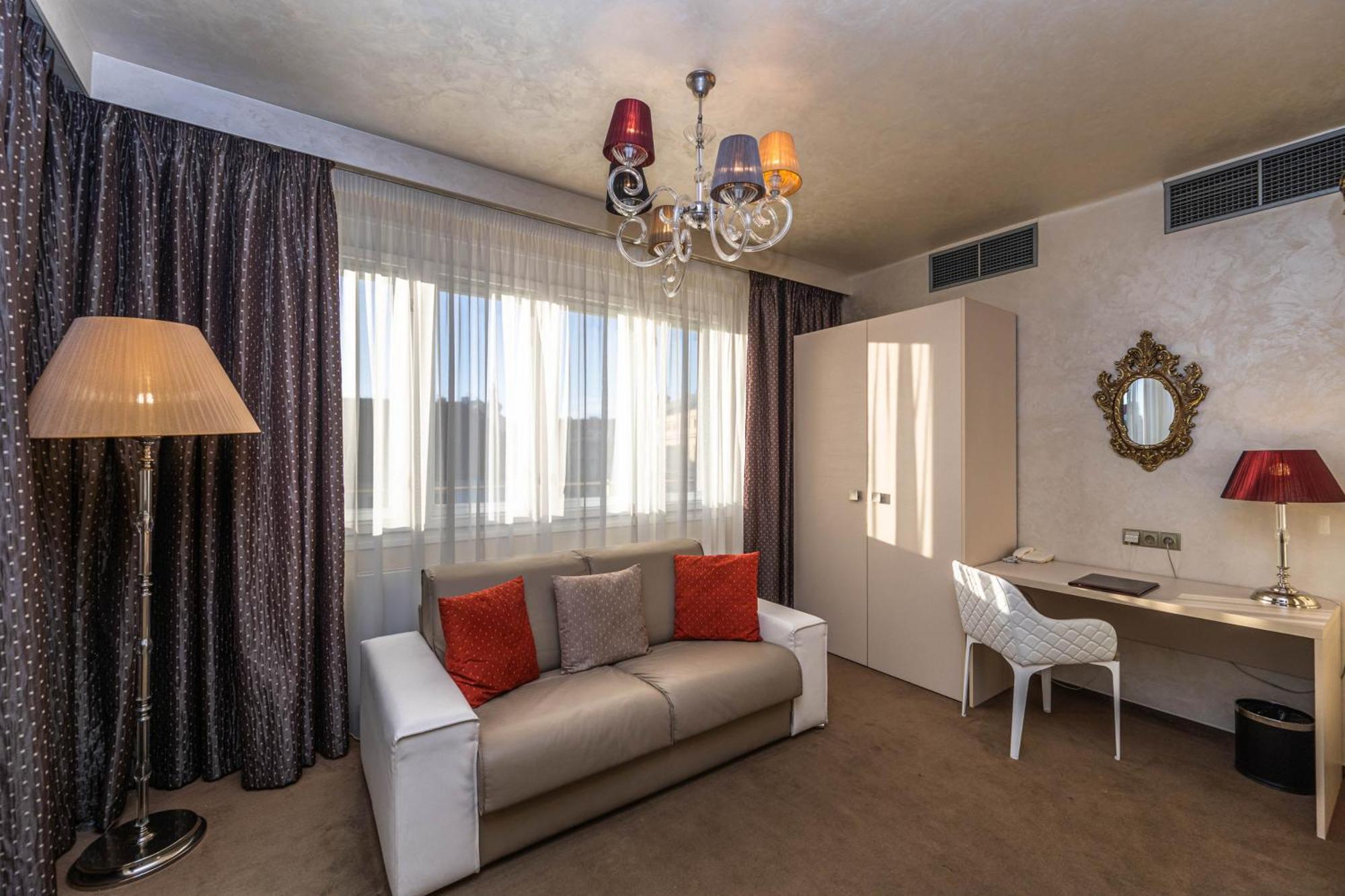 One-Bedroom Suite Large Terrace